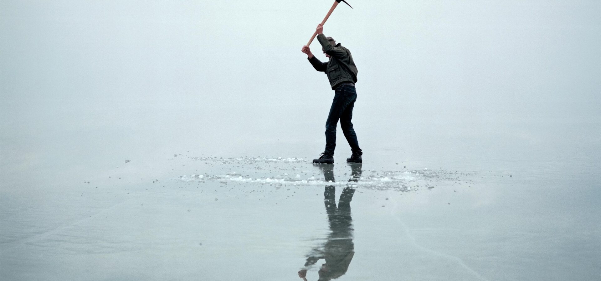  Filmstill  Nicole Six und Paul Petritsch, Räumliche Maßnahme I (aus einer Serie von Versuchen den Raum zu öffnen), 2002